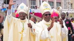 Mgr Edouard Tsimba Ngoma et Mgr Edouard Isango Nkoyo lors de l'ordination épiscopale du 9 septembre. Crédit : Archidiocèse de Kinshasa / 