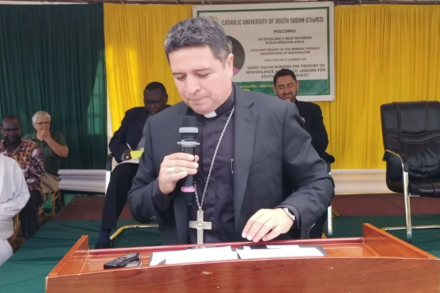 Mgr Evelio Menjivar Ayala, évêque auxiliaire de l'archidiocèse catholique de Washington DC aux États-Unis, s'adressant aux étudiants et au personnel administratif de l'Université catholique du Soudan du Sud (CAUSS), le mardi 12 septembre à Juba. Crédit : Crédit : Kerbino Kuel Deng/ACI Afrique