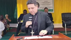 Mgr Evelio Menjivar Ayala, évêque auxiliaire de l'archidiocèse catholique de Washington DC aux États-Unis, s'adressant aux étudiants et au personnel administratif de l'Université catholique du Soudan du Sud (CAUSS), le mardi 12 septembre à Juba. Crédit : Crédit : Kerbino Kuel Deng/ACI Afrique / 