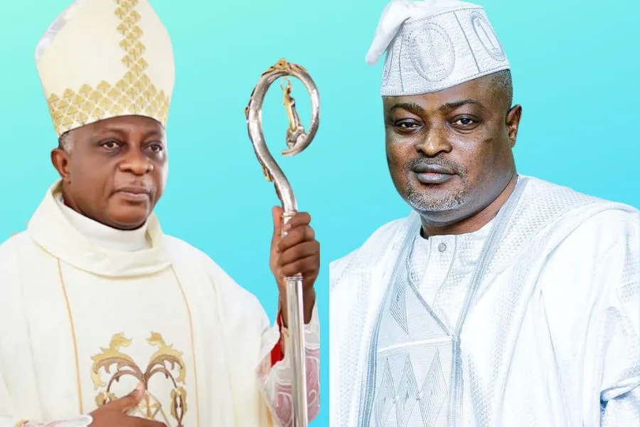 Mgr Adewale Martins (à gauche), archevêque de Lagos, et Mudashiru Ajayi Obasa (à droite), président de la Chambre d'assemblée de l'État de Lagos (LAHA).