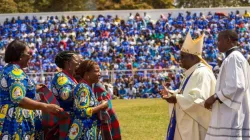 Mgr George Desmond Tambala, archevêque de l'archidiocèse catholique de Lilongwe, reçoit des cadeaux des femmes catholiques lors de la célébration du jubilé d'or au stade Civo. Crédit : ECM / 