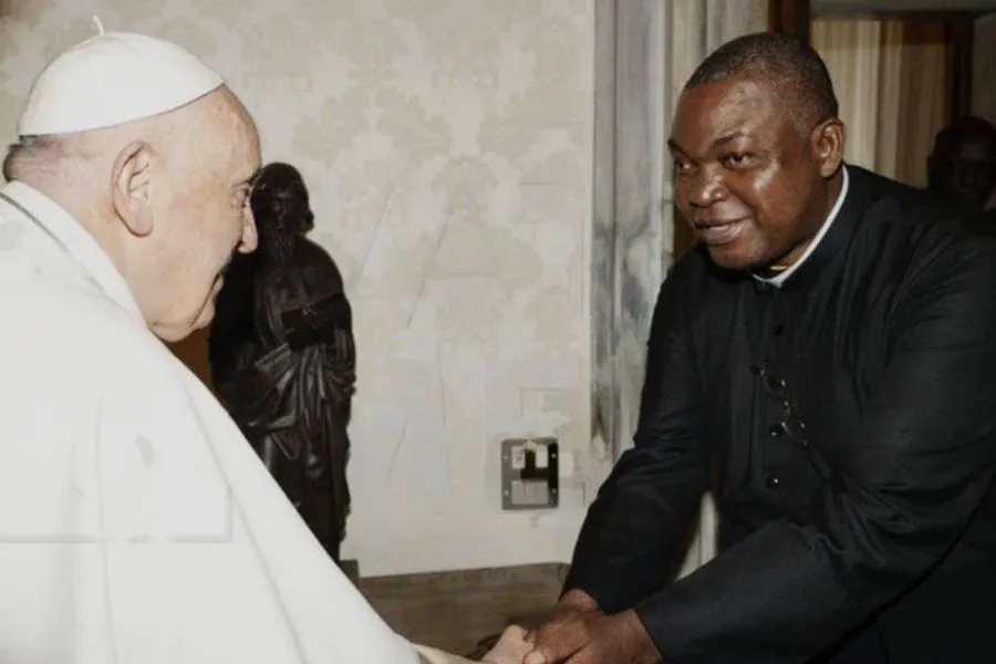 Mons. Thomas John Kiangio salue le Pape François à Rome. Crédit : Vatican media