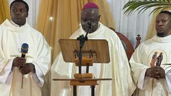 Mgr Ignatius Ayau Kaigama pendant la messe à la paroisse Saint-Augustin de l'archidiocèse d'Abuja. Crédit : Archidiocèse d'Abuja / 