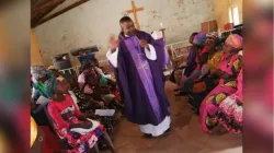 Le père George Barde, curé de la paroisse St. Laurence Riyom de l'archidiocèse catholique de Jos au Nigeria, célèbre la messe à l'église catholique St. L'église de Rim n'a plus de participants masculins aux offices car beaucoup d'entre eux ont été tués par des bergers fulanis armés. Crédit : Père George Barde / 