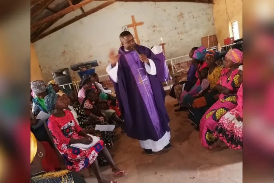 Le père George Barde, curé de la paroisse St. Laurence Riyom de l'archidiocèse catholique de Jos au Nigeria, célèbre la messe à l'église catholique St. L'église de Rim n'a plus de participants masculins aux offices car beaucoup d'entre eux ont été tués par des bergers fulanis armés. Crédit : Père George Barde / 