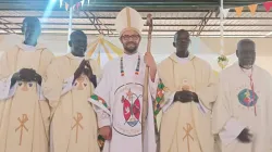 Mgr Christian Carlassare avec les trois prêtres qu'il a ordonnés le 11 juin 2023. Crédit : P. Tamil Selvan SDB/Tonj/Rumbek/Soudan du Sud / 