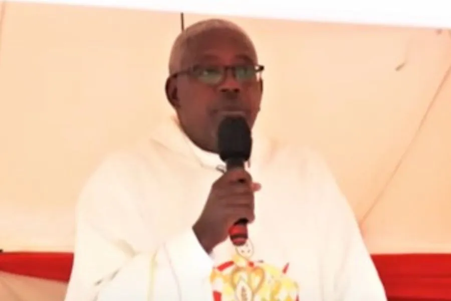 L'aumônier principal du Service des prisons du Kenya, le père Peter Kimani, s'exprimant le mardi 1er août lors de la cérémonie de remise des prix à l'école St. Jude Donholm, dans l'archidiocèse catholique de Nairobi, au Kenya. Crédit : Capuchin TV.