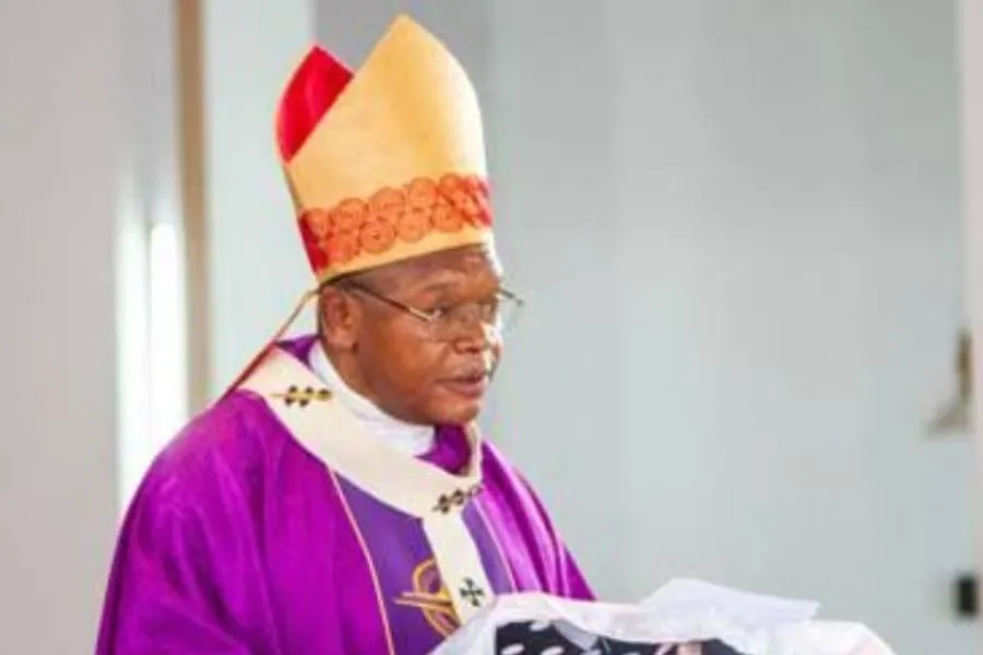 Le cardinal Fridolin Ambongo pendant la messe en l'honneur de feu Chérubin Okende, porte-parole d'Ensemble pour la République, l'un des principaux partis d'opposition en République démocratique du Congo (RDC). Crédit : Radio Okapi/Jonathan Fuanani