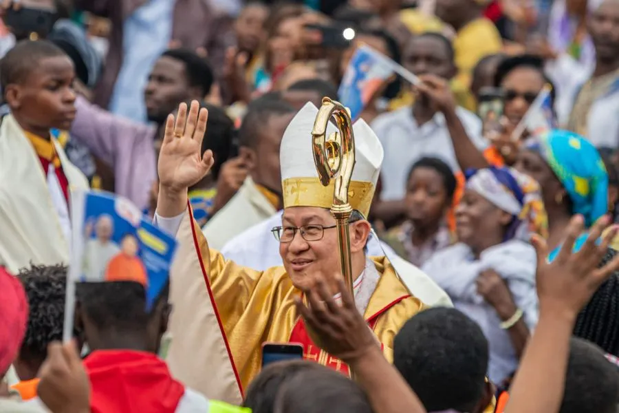 Le cardinal Luis Antonio Tagle pendant la messe dans la cour de la paroisse Notre-Dame du Mont-Carmel du diocèse de Goma. Crédit : l'Université Catholique la Sapientia de Goma