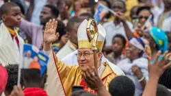 Le cardinal Luis Antonio Tagle pendant la messe dans la cour de la paroisse Notre-Dame du Mont-Carmel du diocèse de Goma. Crédit : l'Université Catholique la Sapientia de Goma / 