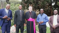 Mgr Paolo Rudelli (au centre) entouré de M. Marius Zibgwi, du père Reason Nyathi, du père Bernard Mukwewa et de M. Albert Dhafana. Crédit : Actualités catholiques Zimbabwe / 