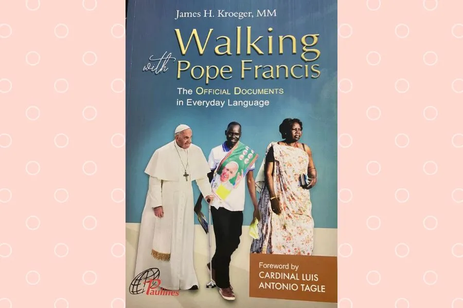 Le nouveau livre intitulé "Walking with Pope Francis - The Official Documents in Everyday Language" (Marcher avec le Pape François - Les documents officiels dans le langage de tous les jours). Crédit : Paulines Publications Africa (PPA) / 