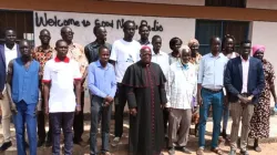 Mgr Mathew Remijio Adam, évêque du diocèse de Wau au Soudan du Sud, avec des agents pastoraux. Crédit : Diocèse de Wau / 