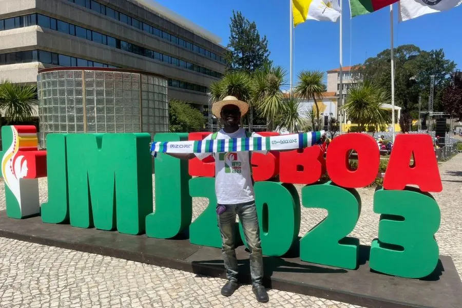 Emmanuel Kangayo, président du groupe de jeunes de l'archidiocèse de Freetown, en Sierra Leone, lors des Journées mondiales de la jeunesse à Lisbonne. Crédit : Emmanuel Kangayo