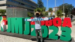 Emmanuel Kangayo, président du groupe de jeunes de l'archidiocèse de Freetown, en Sierra Leone, lors des Journées mondiales de la jeunesse à Lisbonne. Crédit : Emmanuel Kangayo / 