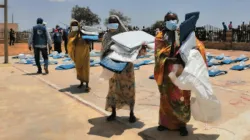 Certaines des victimes des inondations au Soudan reçoivent une aide de la Cooperazione Internazionale (COOPI). / Cooperazione Internazionale (COOPI)