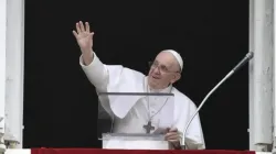 Le pape François salue pendant son discours de l'Angélus au Vatican, le 8 août 2021. Médias du Vatican. / 