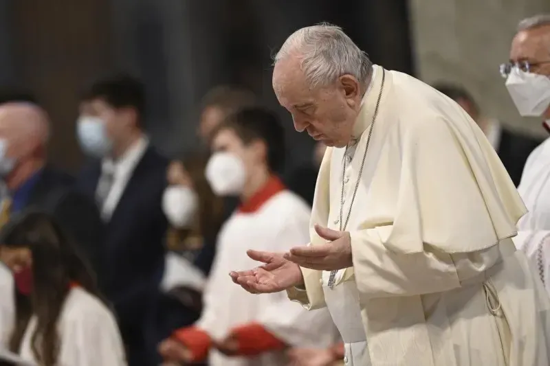 Le pape François lors de la messe du dimanche de la Divine Miséricorde à la basilique Saint-Pierre, le 24 avril 2022. Vatican Media