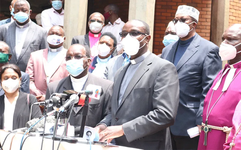 Les membres du Groupe de référence pour le dialogue (DRG) lors d'un point de presse à Nairobi, la capitale du Kenya. Domaine public