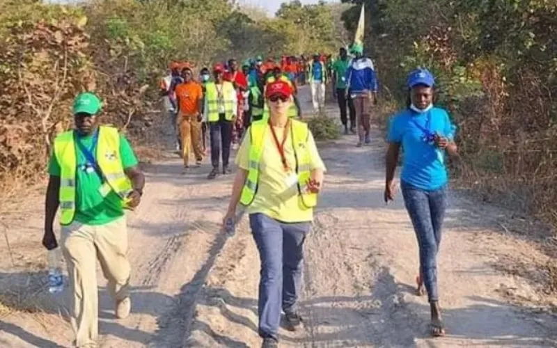 Sœur Orla Treacy, IBVM (au centre) avec d'autres pèlerins pendant le pèlerinage de sept jours pour la paix de Rumbek à Tonj. Crédit : Good News Radio/Diocèse de Rumbek