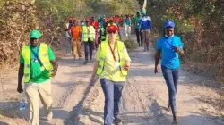 Sœur Orla Treacy, IBVM (au centre) avec d'autres pèlerins pendant le pèlerinage de sept jours pour la paix de Rumbek à Tonj. Crédit : Good News Radio/Diocèse de Rumbek / 