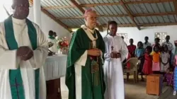 Mgr Claudio Dalla Zuanna avec le nouveau curé de la paroisse Notre-Dame de l'Immaculée Conception Nhamatand de l'archidiocèse de Beira, au Mozambique, le père António Ticaqui Augusto. Crédit : Archidiocèse de Beira / 