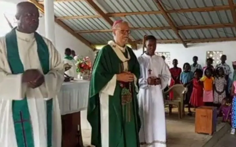 Mgr Claudio Dalla Zuanna avec le nouveau curé de la paroisse Notre-Dame de l'Immaculée Conception Nhamatand de l'archidiocèse de Beira, au Mozambique, le père António Ticaqui Augusto. Crédit : Archidiocèse de Beira / 