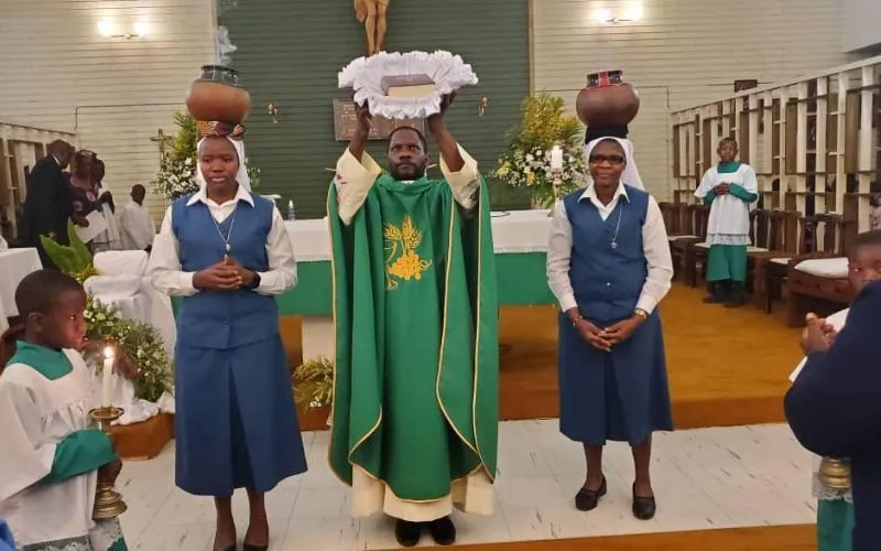 Intronisation du Verbe de Dieu à la paroisse de l'Assomption de Notre-Dame de l'archidiocèse catholique de Harare, au Zimbabwe, le dimanche 21 janvier 2013. De gauche à droite : Sœur Marie Chantal Musabyimana, Père Thomas Kambire, et Sœur Merceline Oduor. Crédit : Filles de St Paul/Harare/Zimbabwe