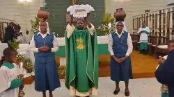 Intronisation du Verbe de Dieu à la paroisse de l'Assomption de Notre-Dame de l'archidiocèse catholique de Harare, au Zimbabwe, le dimanche 21 janvier 2013. De gauche à droite : Sœur Marie Chantal Musabyimana, Père Thomas Kambire, et Sœur Merceline Oduor. Crédit : Filles de St Paul/Harare/Zimbabwe / 