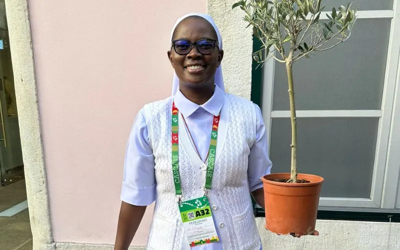 Sœur Leonida Katunge pose pour une photo lors des célébrations des Journées Mondiales de la Jeunesse 2023 à Lisbonne, au Portugal. Crédit : Sœur Leonida Katunge