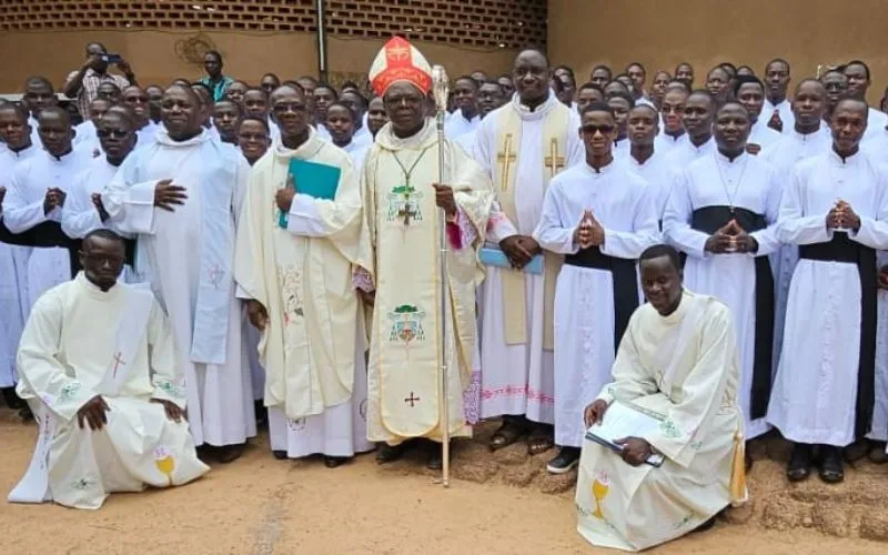 Mgr Prosper Bonaventure Ky avec les 80 grands séminaristes. Crédit : Fr. Paul Dah