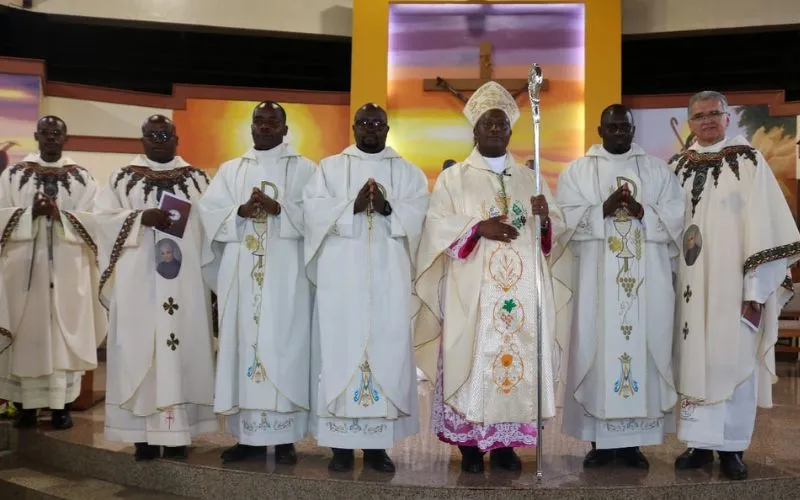 Mgr Wallace Ng'ang'a Gachihi avec des membres nouvellement ordonnés de la Congrégation des Fils de la Divine Providence (Pères de Don Orione) au Kenya. Crédit : Don OrioneTv