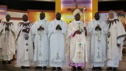 Mgr Wallace Ng'ang'a Gachihi avec des membres nouvellement ordonnés de la Congrégation des Fils de la Divine Providence (Pères de Don Orione) au Kenya. Crédit : Don OrioneTv / 