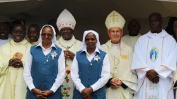 Sœur Mary Kioko (à gauche) et Sœur Rosemary Mwaiwa, qui ont célébré leur jubilé d'argent le vendredi 14 juin, posent pour une photo avec Mgr Peter Makau, évêque élu du diocèse catholique d'Isiolo au Kenya, Mgr Paul Kariuki Njiru du diocèse catholique de Wote au Kenya et Mgr Rodrigo Mejía Saldarriaga, vicaire apostolique émérite de Soddo, en Éthiopie. Crédit : ACI Afrique / 