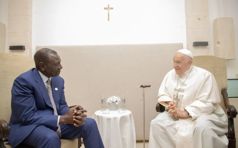 Le président du Kenya, William Ruto, avec le pape François à Rome. Crédit : Vatican Media