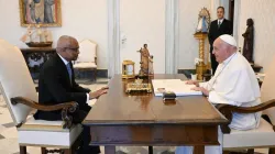 Le président du Cap-Vert, José Maria Pereira Neves, avec le pape François à Rome. Crédit : Vatican Media / 