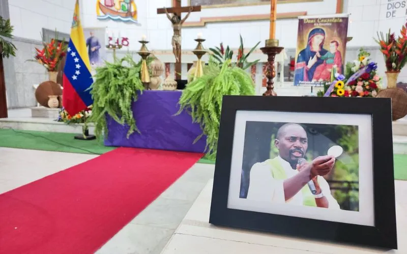 Portrait du père Josiah Asa K'Okal lors de la messe de requiem à la cathédrale du Divin Pasteur du vicariat apostolique de Tucupita, au Venezuela. Crédit : Archidiocèse de Caracas via Seed Consolata