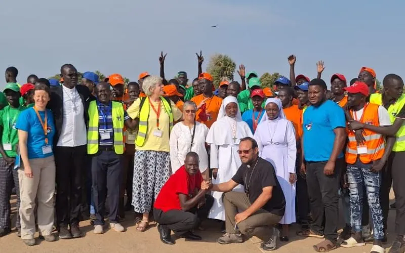 Mgr Christian Carlassare avec des pèlerins qui ont participé au pèlerinage pour la paix. Crédit : Père Luka Dor/Diocèse catholique de Rumbek