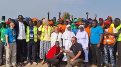 Mgr Christian Carlassare avec des pèlerins qui ont participé au pèlerinage pour la paix. Crédit : Père Luka Dor/Diocèse catholique de Rumbek / 