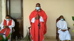 Mgr António Juliasse Ferreira Sandramo pendant la messe du dimanche des Rameaux diffusée en direct sur Facebook. / 