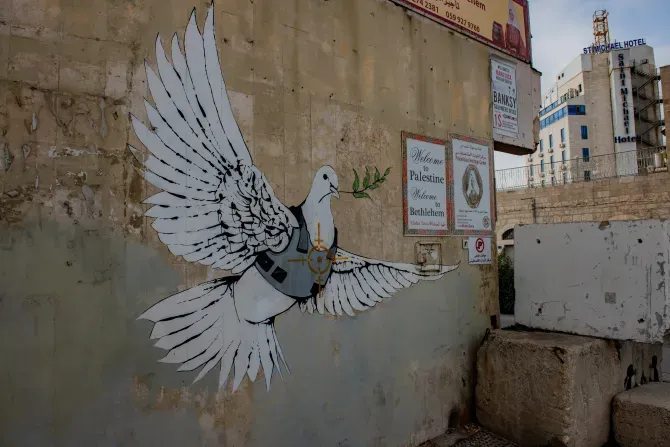 La célèbre colombe blindée de la paix de Banksy, la peinture d'une colombe de la paix portant un gilet pare-balles. La colombe est peinte sur un mur près du mur de séparation entre Bethléem (Territoires palestiniens) et Israël. 18 novembre 2023. | Crédit photo : Marinella Bandini / 