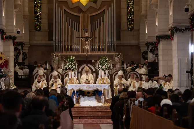 Le patriarche latin de Jérusalem, le cardinal Pierbattista Pizzaballa, préside la messe de minuit de Noël en l'église Sainte-Catherine de Bethléem. Il est accompagné du cardinal Konrad Krajewski, envoyé du pape, de S.E. Adolfo Tito Yllana, délégué apostolique à Jérusalem et en Palestine, et des évêques du Patriarcat latin de Jérusalem qui concélèbrent. 25 décembre 2023. | Crédit photo : Marinella Bandini