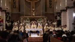 Le patriarche latin de Jérusalem, le cardinal Pierbattista Pizzaballa, préside la messe de minuit de Noël en l'église Sainte-Catherine de Bethléem. Il est accompagné du cardinal Konrad Krajewski, envoyé du pape, de S.E. Adolfo Tito Yllana, délégué apostolique à Jérusalem et en Palestine, et des évêques du Patriarcat latin de Jérusalem qui concélèbrent. 25 décembre 2023. | Crédit photo : Marinella Bandini / 