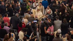 Le cardinal Pierbattista Pizzaballa, patriarche latin de Jérusalem, bénit le peuple avec l'eau qu'il a recueillie dans le Jourdain. Le cardinal a présidé la messe de la fête du baptême, le vendredi 12 janvier, près du Jourdain. | Crédit photo : Marinella Bandini / 