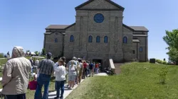 Des milliers de pèlerins ont fait la queue à l'abbaye de Notre-Dame d'Éphèse à Gower, dans le Missouri, pour voir la dépouille de Sœur Wilhelmina Lancaster. / 