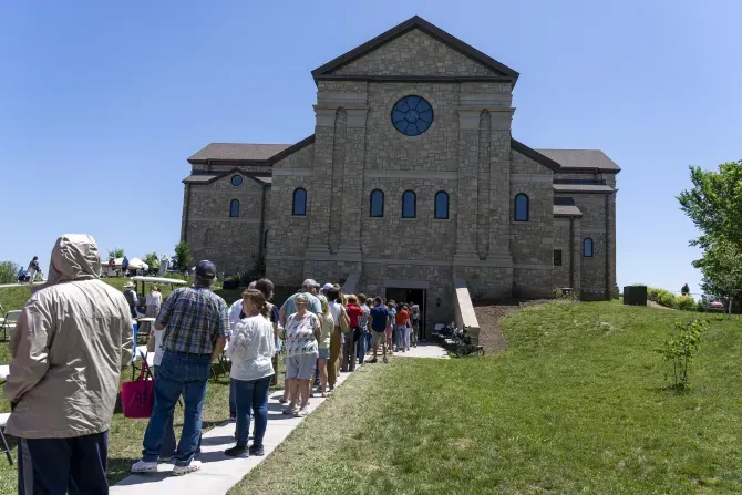 Des milliers de pèlerins ont fait la queue à l'abbaye de Notre-Dame d'Éphèse à Gower, dans le Missouri, pour voir la dépouille de Sœur Wilhelmina Lancaster. / 