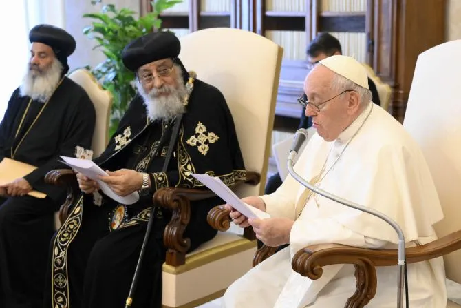 Dans un discours prononcé lors d'une rencontre avec le pape Tawadros II, le chef de l'Église copte orthodoxe d'Alexandrie, et d'autres représentants coptes orthodoxes le 11 mai 2023, le pape François a annoncé que les martyrs coptes orthodoxes tués par ISIS en 2015 seront ajoutés à la liste officielle des saints de l'Église catholique. | Crédit : Vatican Media