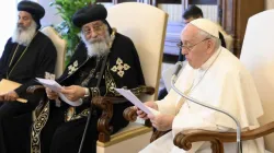 Dans un discours prononcé lors d'une rencontre avec le pape Tawadros II, le chef de l'Église copte orthodoxe d'Alexandrie, et d'autres représentants coptes orthodoxes le 11 mai 2023, le pape François a annoncé que les martyrs coptes orthodoxes tués par ISIS en 2015 seront ajoutés à la liste officielle des saints de l'Église catholique. | Crédit : Vatican Media / 