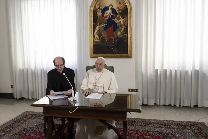 L'assistant papal Monseigneur Paolo Braida lit les remarques préparées par le Pape François pour l'Angélus du dimanche, le 3 décembre 2023, depuis la chapelle de la résidence papale de la Casa Santa Marta. | Vatican Media