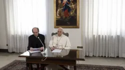 L'assistant papal Monseigneur Paolo Braida lit les remarques préparées par le Pape François pour l'Angélus du dimanche, le 3 décembre 2023, depuis la chapelle de la résidence papale de la Casa Santa Marta. | Vatican Media / 